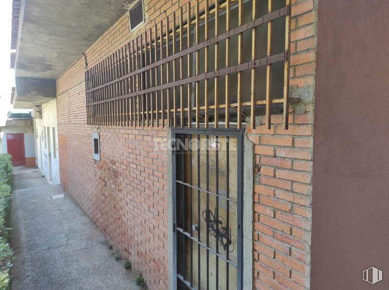 Retail for sale at Calle General Vives Camino, Guadalajara, 19003 with door, plant, wood, brickwork, brick, building, composite material, building material, house and facade around