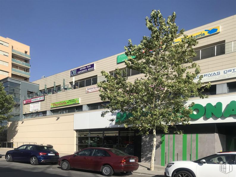 Retail for rent at Centro Comercial Los Artos, Calle César Manrique, 2A, Rivas-Vaciamadrid, Madrid, 28529 with car, building, window, tire, wheel, automotive parking light, sky, land vehicle, property and vehicle around