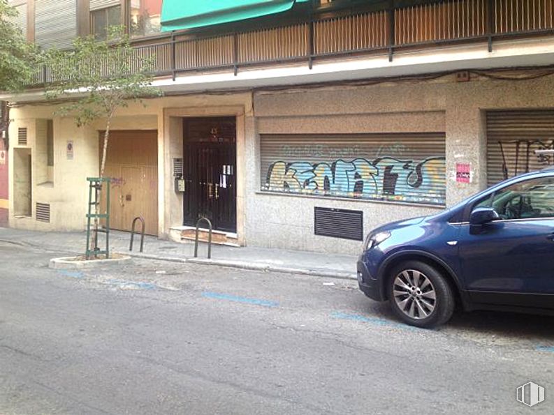 Retail for sale & for rent at Calle Canillas, Chamartín, Madrid, 28002 with car, wheel, building, tire, property, vehicle, window, hubcap, automotive tire and motor vehicle around