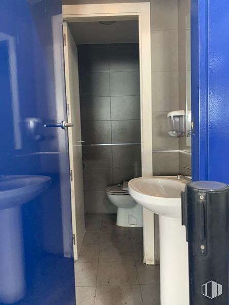 Nave en alquiler y venta en Calle Constitución, 84, Fuenlabrada, Madrid, 28946 con inodoro, fregadero, propiedad, azul, cuarto de baño, morado, lavabo, accesorios de fontanería, grifo y edificio alrededor