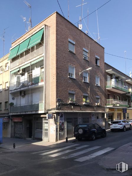 Retail for sale at Calle Huerta de Castañeda, 38, La Latina, Madrid, 28011 with car, building, sky, wheel, window, tire, vehicle, urban design, electricity and condominium around