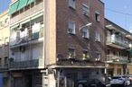 Retail for sale at Calle Huerta de Castañeda, 38, La Latina, Madrid, 28011 with car, building, sky, wheel, window, tire, vehicle, urban design, electricity and condominium around