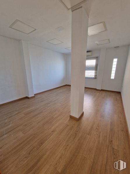 Retail for rent at Avenida Río Boladiez, Toledo, 45007 with window, wood, flooring, hall, floor, wood stain, beige, laminate flooring, hardwood and building material around