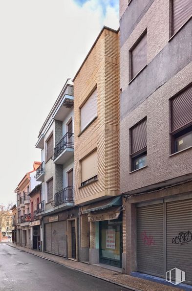 Retail for sale at Calle Teresa Enríquez, 11, Torrijos, Toledo, 45500 with window, building, sky, fixture, wood, urban design, brick, cloud, neighbourhood and residential area around