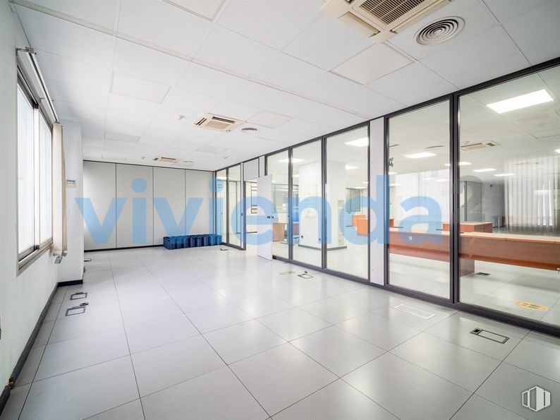 Retail for sale at Calle San Romualdo, San Blas - Canillejas, Madrid, 28037 with property, building, fixture, window, flooring, floor, glass, ceiling, hall and door around