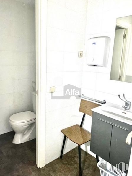 Retail for rent at Calle Agastia, Ciudad Lineal, Madrid, 28027 with toilet, cabinetry, sink, chair, mirror, building, plumbing fixture, bathroom, interior design and house around