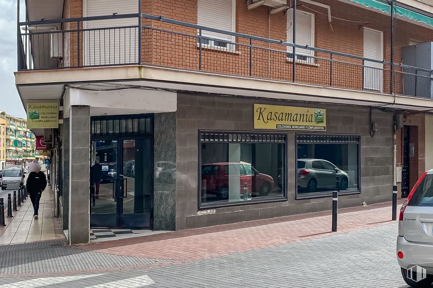 Local en alquiler en Calle Carabanchel, Getafe, Madrid, 28902 con coche, persona, edificio, luz de estacionamiento, ventana, accesorio, vehículo, neumático, puerta y matrícula del vehículo alrededor