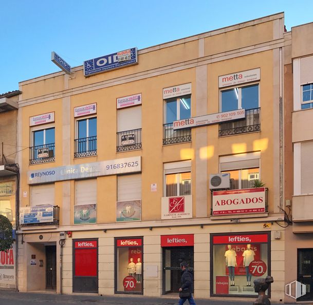 Oficina en alquiler en Calle Ricardo de la Vega, Getafe, Madrid, 28901 con edificio, ventana, persona, fachada, puerta, edificio comercial, uso mixto, logotipo, publicidad y firmar alrededor