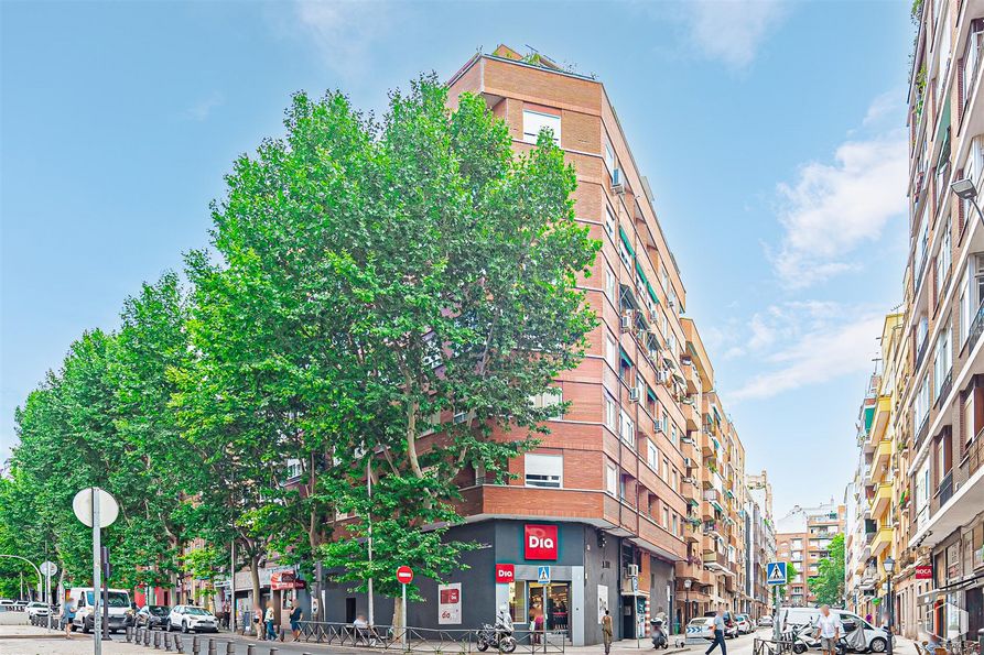 Local en venta en Calle Vizcaya, 1, Arganzuela, Madrid, 28045 con edificio, cielo, nube, luz de la calle, infraestructura, árbol, superficie de la carretera, arquitectura, barrio y diseño urbano alrededor