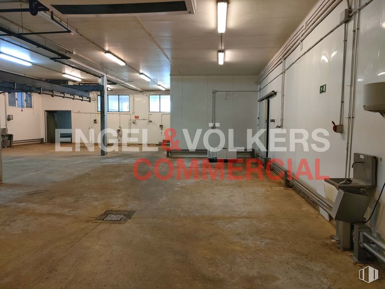 Nave en alquiler en Calle Aragoneses, 16, Alcobendas, Madrid, 28108 con diseño de interiores, piso, suelo, gas, pasillo, techo, accesorio, máquina, material compuesto y espacio alrededor