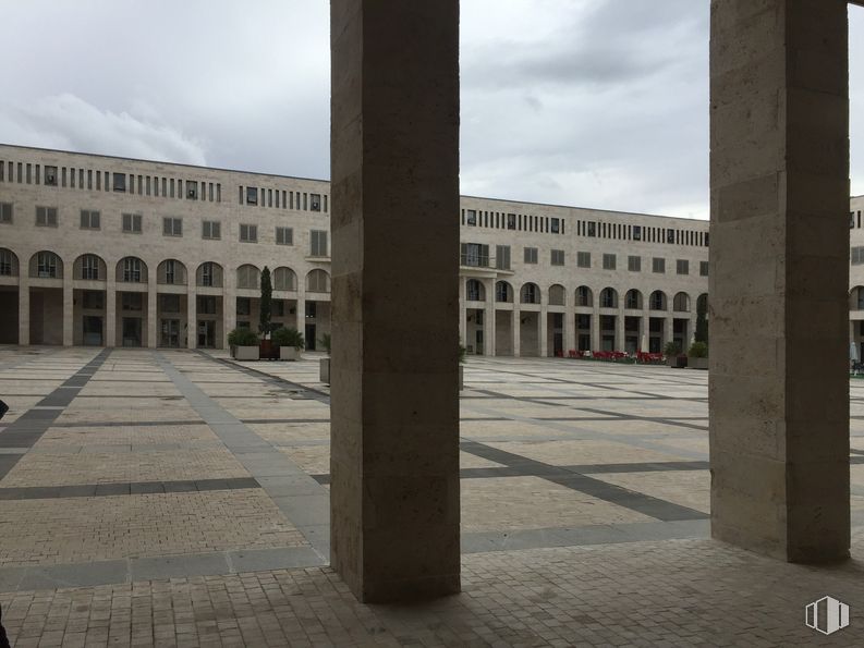 Retail for sale & for rent at Plaza Nueva, 13, Noblejas, Toledo, 45350 with building, cloud, daytime, sky, window, facade, city, column, symmetry and road surface around