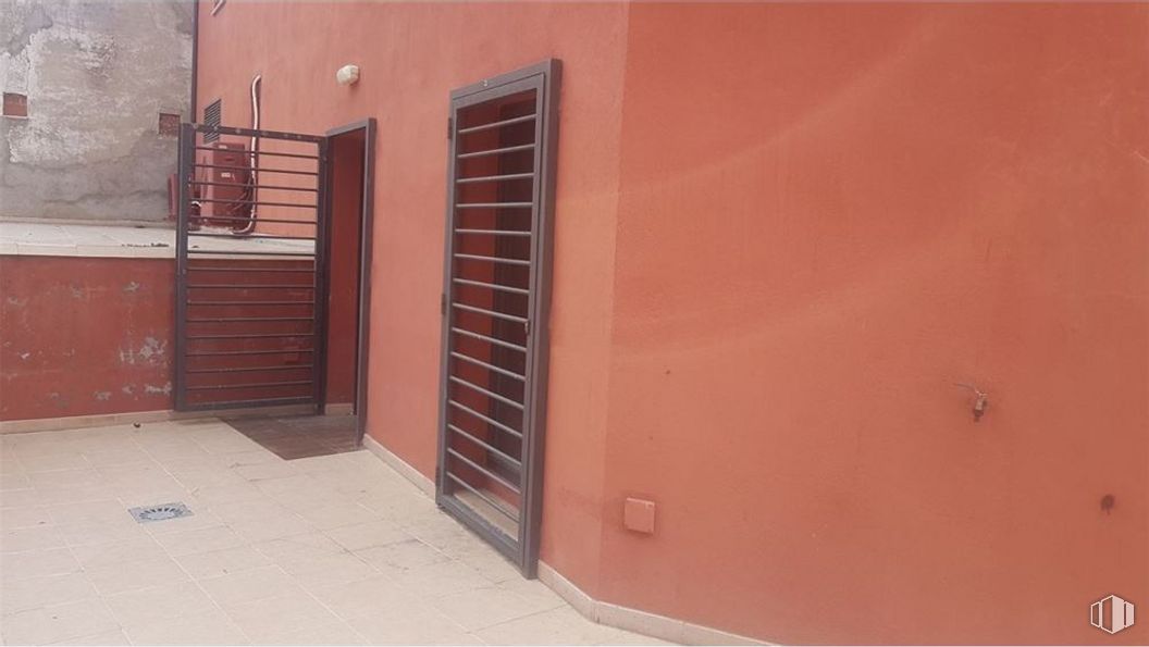 Local en venta en Avenida Constitución, Robledo de Chavela, Madrid, 28294 con puerta, edificio, naranja, madera, ventana, sombra, albañilería, exterior automotriz, accesorio y material compuesto alrededor