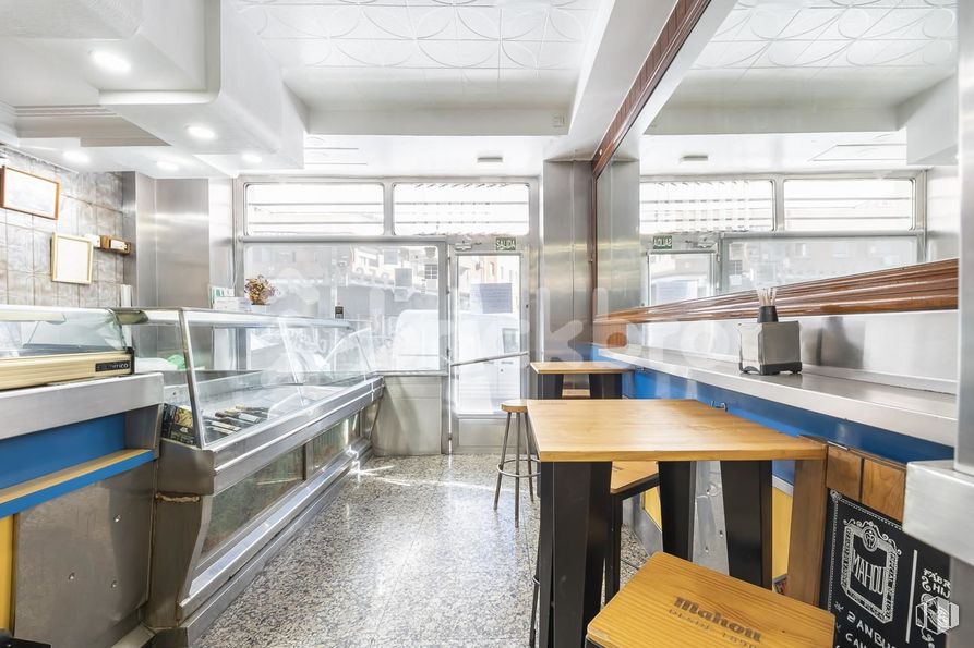 Retail for sale at Paseo Quince de Mayo, 3, Carabanchel, Madrid, 28019 with table, property, furniture, building, fixture, interior design, architecture, kitchen, cabinetry and floor around