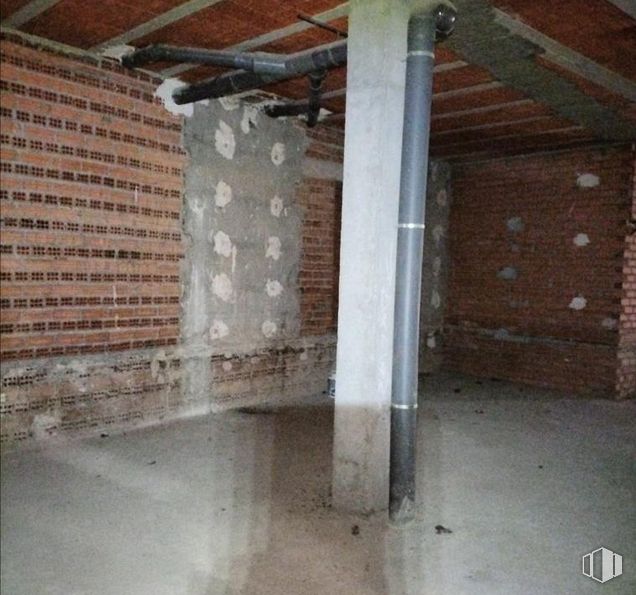 Retail for sale at Calle Herreros, Cuéllar, Segovia, 40200 with window blind, building, wood, floor, flooring, beam, brick, ceiling, composite material and brickwork around