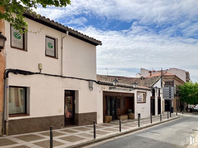 Local en alquiler en Calle San Roque, Navalcarnero, Madrid, 28600 con puerta, ventana, nube, cielo, edificio, planta, superficie de la carretera, árbol, arquitectura y casa alrededor