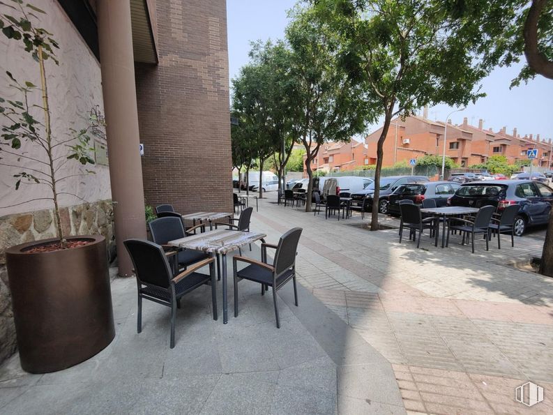 Retail for sale at Parque de los Estados, Fuenlabrada, Madrid, 28945 with chair, table, car, kitchen & dining room table, furniture, property, sky, outdoor table, building and tire around