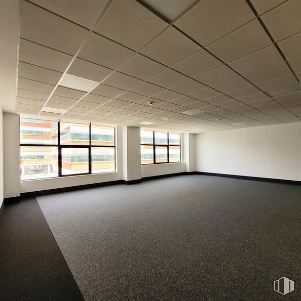 Office for sale at Calle María Tubau, Fuencarral - El Pardo, Madrid, 28049 with window, flooring, floor, ceiling, interior design, composite material, tile flooring, glass, hall and tile around