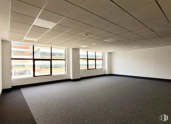 Office for sale at Calle María Tubau, Fuencarral - El Pardo, Madrid, 28049 with window, flooring, floor, ceiling, interior design, composite material, tile flooring, glass, hall and tile around