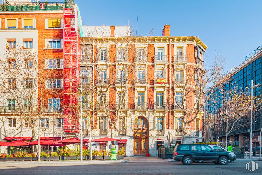 Oficina en alquiler en Calle Serrano, 110, Salamanca, Madrid, 28006 con edificio, coche, vehículo terrestre, cielo, neumático, vehículo, ventana, rueda, condominio y diseño urbano alrededor