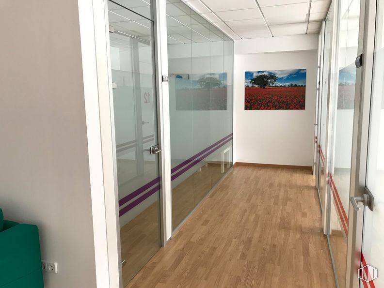 Oficina en alquiler en Avenida de Madrid, 48, Alcalá de Henares, Madrid, 28802 con accesorio, madera, mediante, piso, suelo, edificio, puerta del vehiculo, exterior automotriz, madera dura y casa alrededor