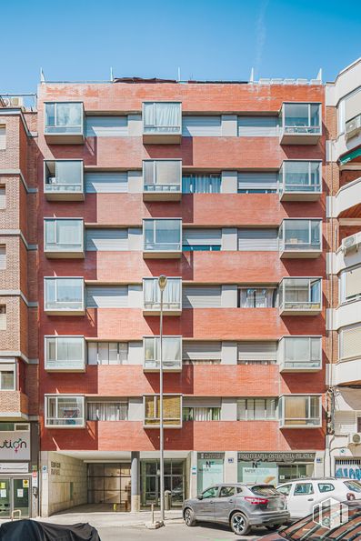 Office for rent at Calle Moreno Nieto, 12, Arganzuela, Madrid, 28005 with car, building, property, window, vehicle, wheel, sky, tire, infrastructure and urban design around