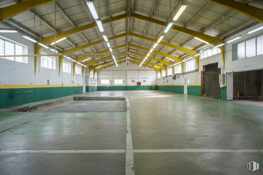 Industrial for sale & for rent at Calle Río Esla, Ávila, 05004 with window, flooring, floor, ceiling, hall, beam, fluorescent lamp, building material, daylighting and steel around