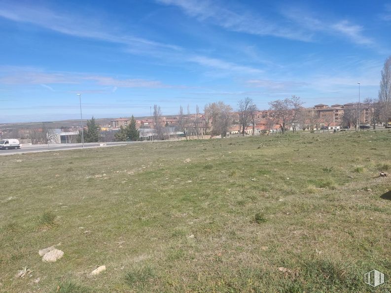 Suelo en venta en Zona plaza de toros, Segovia, 40006 con nube, cielo, planta, edificio, árbol, paisaje natural, hierba, llano, paisaje y zona residencial alrededor