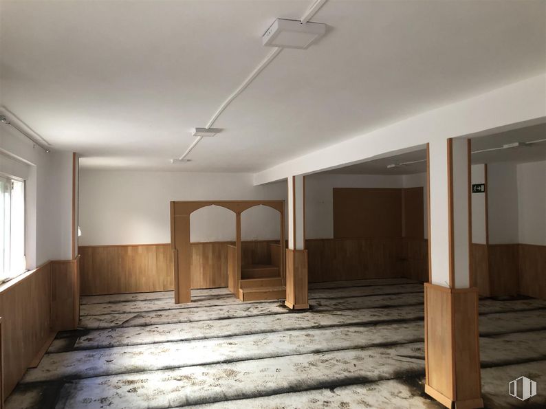 Retail for sale at Zona centro, Soto del Real, Madrid, 28791 with lighting, building, property, light, fixture, wood, window, interior design, shade and hall around