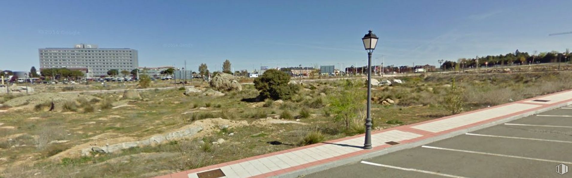 Land for sale at Calle Teresa de Calcuta, Ávila, 05004 with building, sky, plant, street light, urban design, grass, tree, road surface, landscape and asphalt around