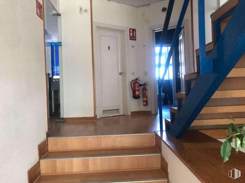 Office for rent at Polígono industrial Sur, San Sebastián de los Reyes, Madrid, 28700 with door, plant, fixture, building, wood, stairs, interior design, floor, flooring and real estate around