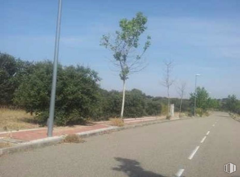 Land for sale at Urbanización Montesión, UA 28-A San Fernardo II Fase 0, Toledo, 45008 with sky, plant, road surface, asphalt, land lot, tree, thoroughfare, street light, tar and natural landscape around