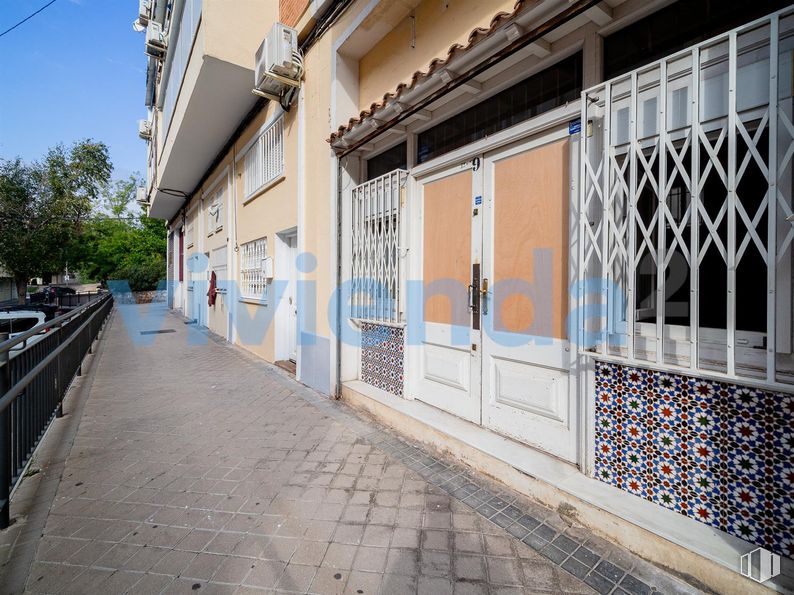 Retail for sale at Calle Ribadavia, Fuencarral - El Pardo, Madrid, 28029 with door, window, automotive parking light, apartment, family car, luxury vehicle, vehicle registration plate, mid-size car, parking and full-size car around