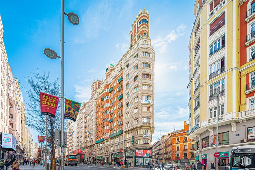 Oficina en alquiler en Calle Gran Vía, 59, Centro, Madrid, 28013 con edificio, nube, cielo, durante el día, ventana, luz de la calle, infraestructura, vía pública, bloque de pisos y diseño urbano alrededor