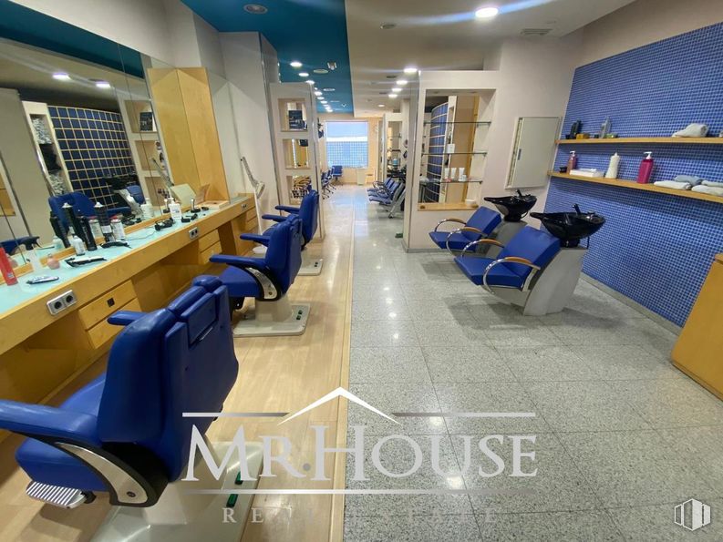 Retail for rent at Calle Real, Illescas, Toledo, 45200 with chair, furniture, product, building, office chair, floor, flooring, real estate, armrest and service around