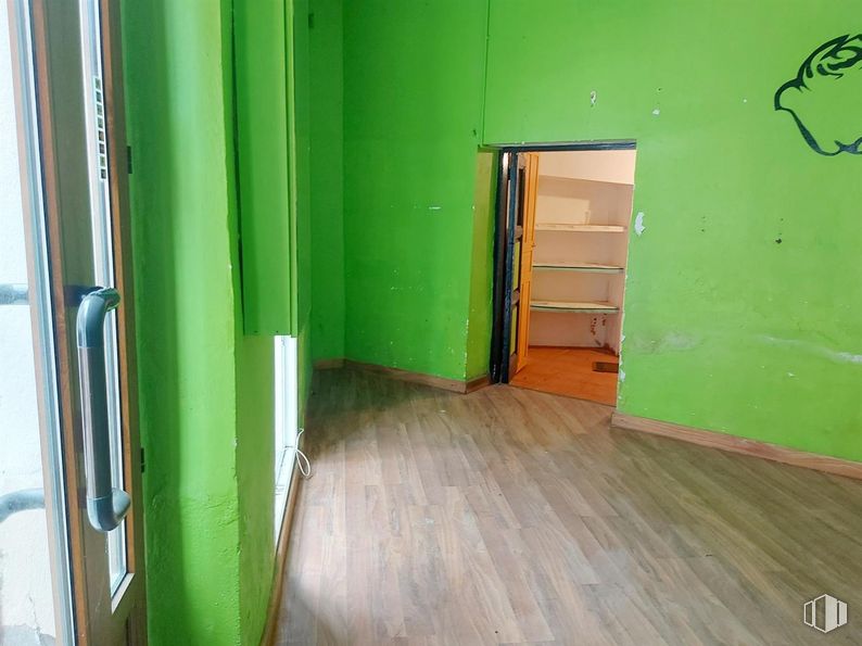 Retail for rent at Calle Valenciana, San Ildefonso, Segovia, 40100 with building, property, door, fixture, wood, paint, house, floor, flooring and wall around