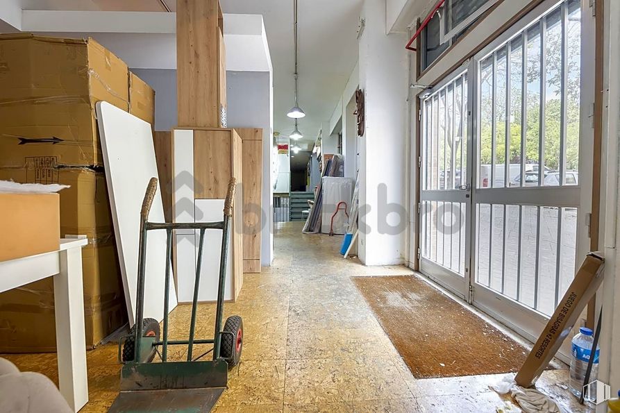 Retail for sale at Calle Gerardo de Diego, 1, Puente de Vallecas, Madrid, 28038 with door, property, wood, interior design, architecture, flooring, hall, floor, building and couch around