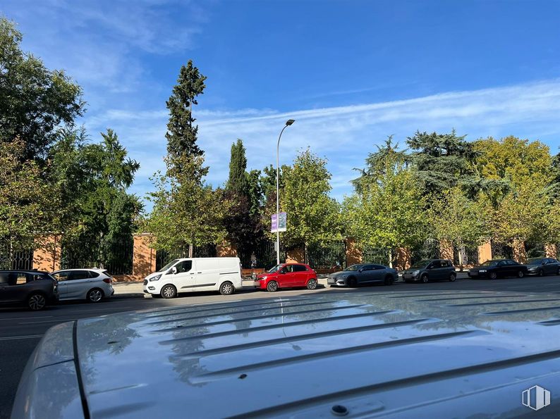 Local en alquiler en Zona Retiro-Ibiza, Retiro, Madrid, 28009 con camioneta, coche, nube, rueda, cielo, neumático, vehículo, capó, iluminación del automóvil y vehículo de motor alrededor