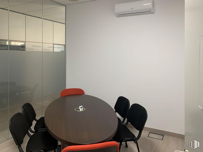 Oficina en alquiler en Edificio Oficant, Ronda Poniente, 15, Tres Cantos, Madrid, 28760 con silla, mesa, mueble, mesa, propiedad, interiorismo, edificio, suelos, accesorio y suelo alrededor