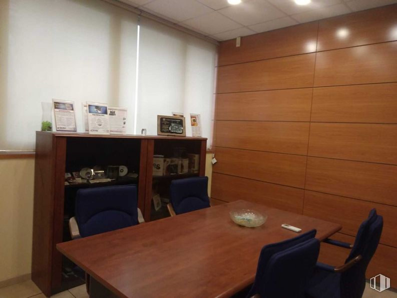 Industrial for rent at Calle Gamonal, Villa de Vallecas, Madrid, 28031 with table, chair, cabinetry, table top, furniture, property, wood, lighting, interior design and flooring around