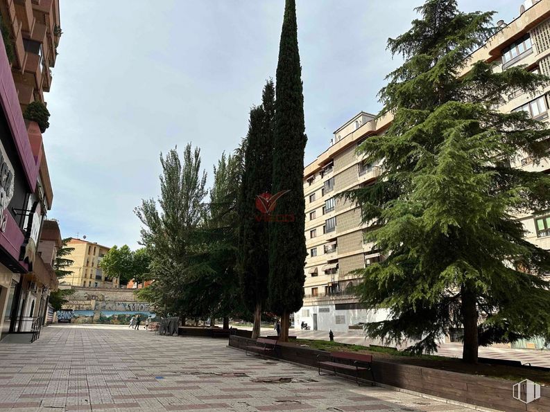 Retail for sale at Zona Centro, Cuenca, 16004 with building, sky, plant, infrastructure, tree, urban design, cloud, road surface, neighbourhood and tower block around