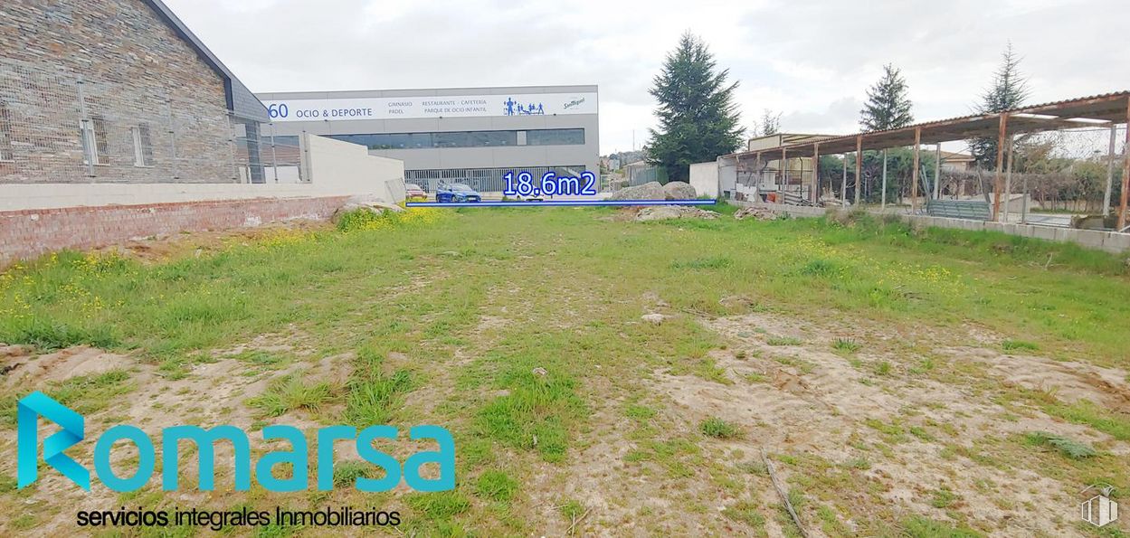 Land for sale at Calle Pintor Caprotti, Ávila, 05004 with building, sky, plant, property, cloud, tree, natural environment, land lot, grass and rural area around