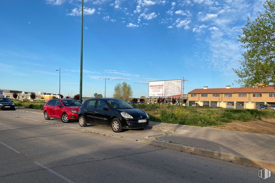 Land for sale at Calle Madrid, 22, Marchamalo, Guadalajara, 19180 with car, building, automotive parking light, cloud, wheel, sky, land vehicle, tire, plant and vehicle around