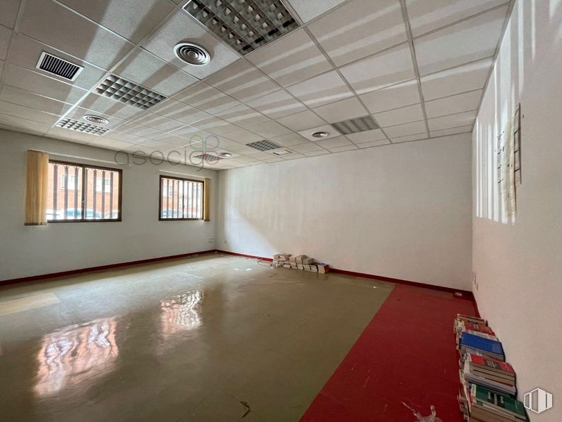 Retail for rent at Avenida Ejército, Guadalajara, 19004 with window, property, fixture, building, hall, flooring, wood, floor, wall and ceiling around