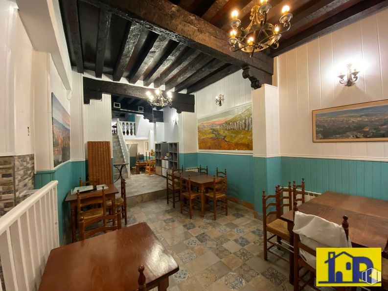 Local en alquiler y venta en Casco Antiguo, Cuenca, 16001 con mesa, alumbrado, marco, mesa, mueble, silla, arquitectura, interiorismo, suelo y pared alrededor