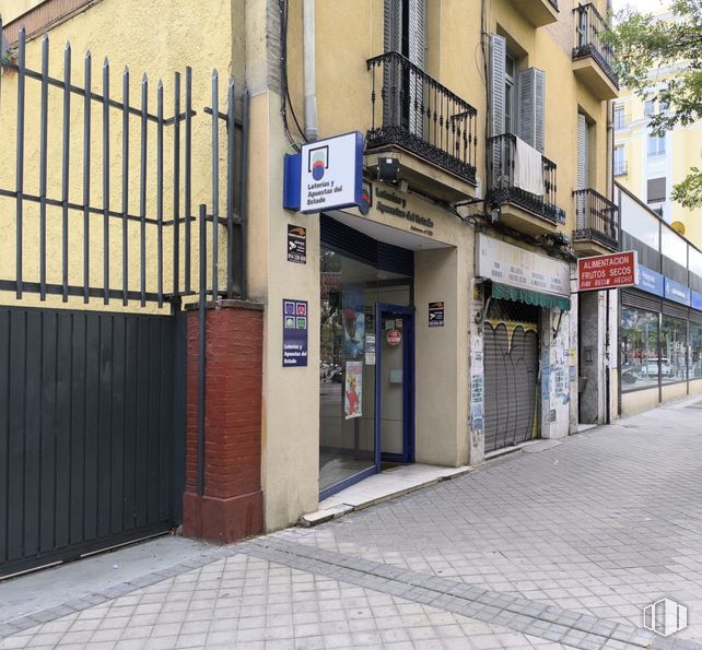 Local en venta en Calle Guzmán el Bueno, 58, Chamberí, Madrid, 28015 con ventana, edificio, superficie de la carretera, barrio, casa, acera, carretera, árbol, fachada y ciudad alrededor