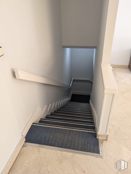 Retail for rent at Calle Canillas, 99, Chamartín, Madrid, 28002 with stairs, floor, composite material, grey, silver, handrail, design, building material, daylighting and cleanliness around