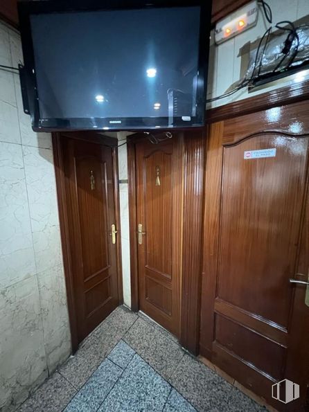 Local en venta en Puente de Vallecas, Puente de Vallecas, Madrid, 28053 con televisión, ebanistería, madera, accesorio, edificio, suelos, tinte para madera, puerta, suelo y barniz alrededor