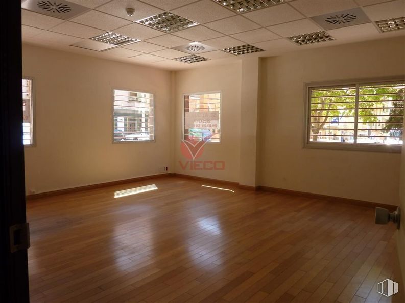 Retail for rent at Calle Fernando Zóbel, Cuenca, 16002 with window blind, window, fixture, wood, hall, floor, flooring, shade, wood stain and real estate around