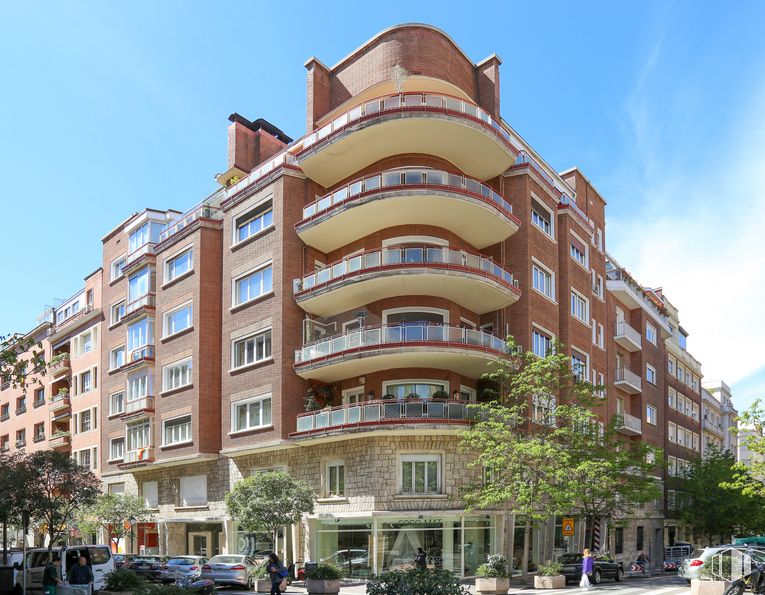 Retail for sale at Calle Lagasca, 85, Salamanca, Madrid, 28001 with building, sky, daytime, property, window, car, infrastructure, plant, tower block and tree around