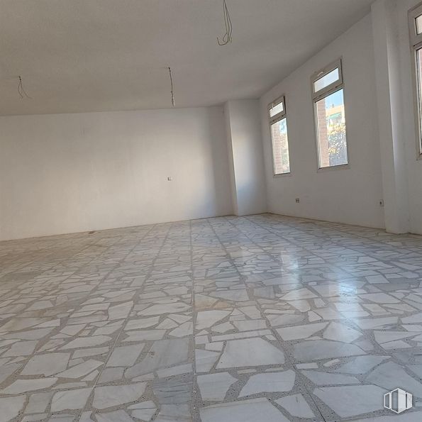 Office for rent at Avenida Constitución, Móstoles, Madrid, 28931 with window, tile flooring, fixture, floor, composite material, flooring, road surface, building material, shade and tints and shades around